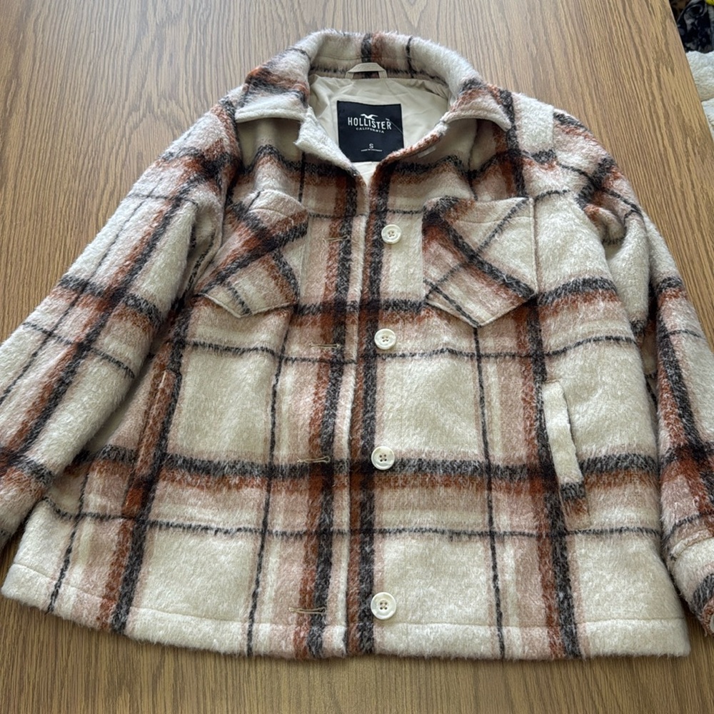 Hollister women’s shacket. Size small.